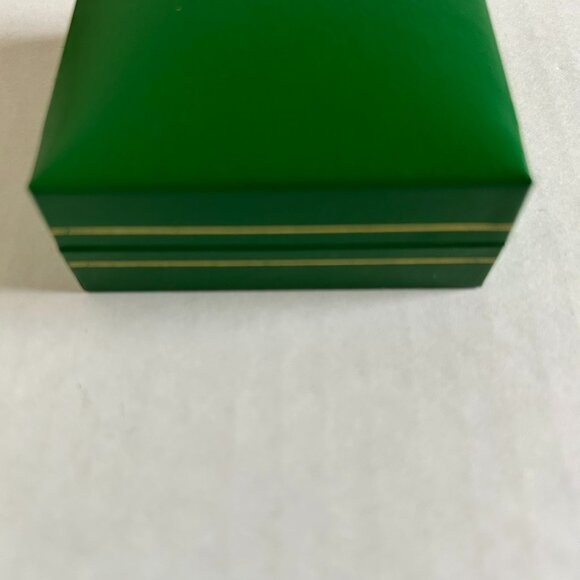 Gold tone tie clip with Celtic Sword design in original green hinged box - Picture 9 of 12